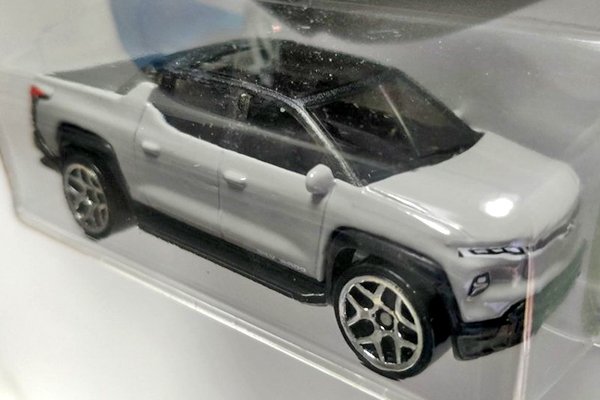 画像1: SILVERADO EV RST シルバラード (1)